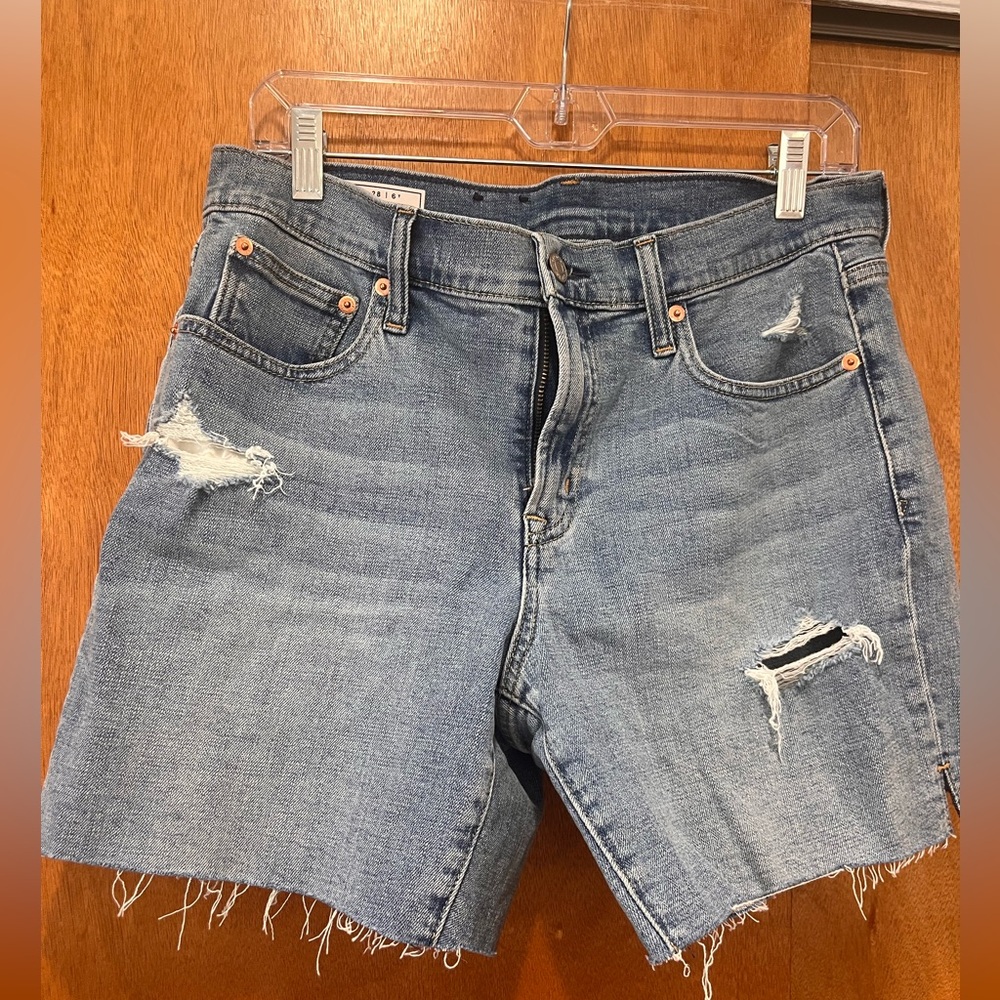 GAP 5 inch mid rise boyfriend shorts